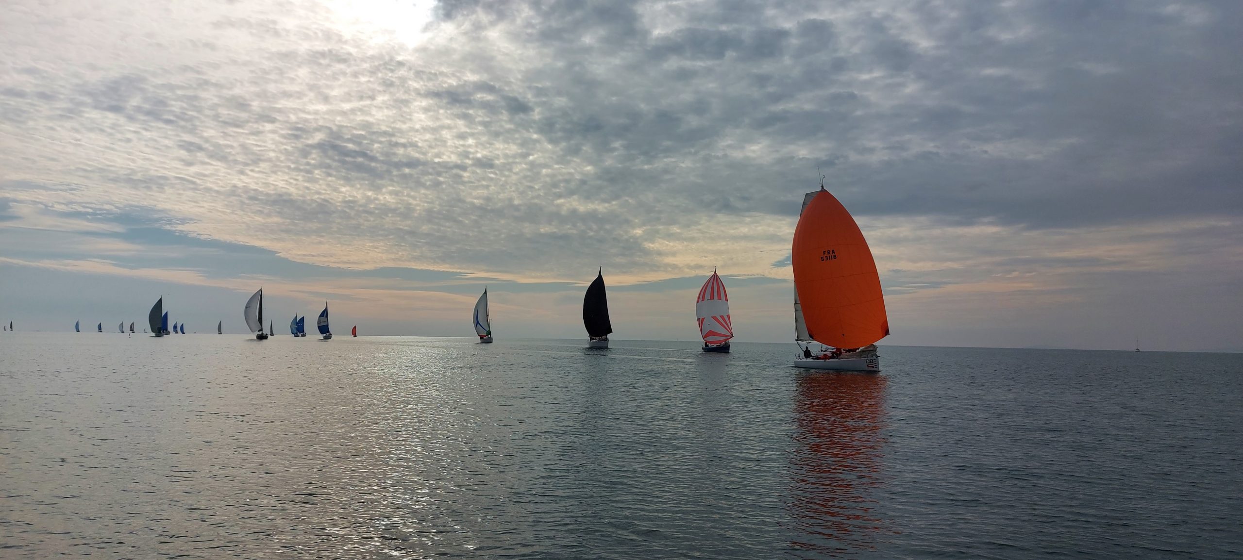 Lire la suite à propos de l’article 49 bateaux sur la ligne de départ lors du Trophée de la Baie d’Aigues-Mortes